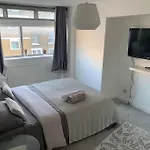 Lovely Spacious Holiday Home Next Hyde Park